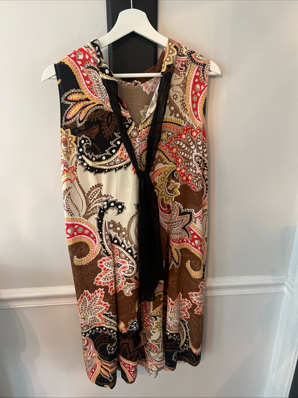 Robbie Bee Sleeveless Paisley Midi Dress in Brown, Red and Cream - Picture 2 of 3